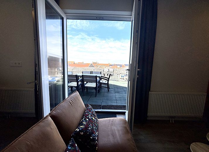 Geraeumiges Wohnzimmer mit offener Kueche im Apartment Beach House Westkapelle 107.5, Westkapelle, Walcheren, Zeeland.