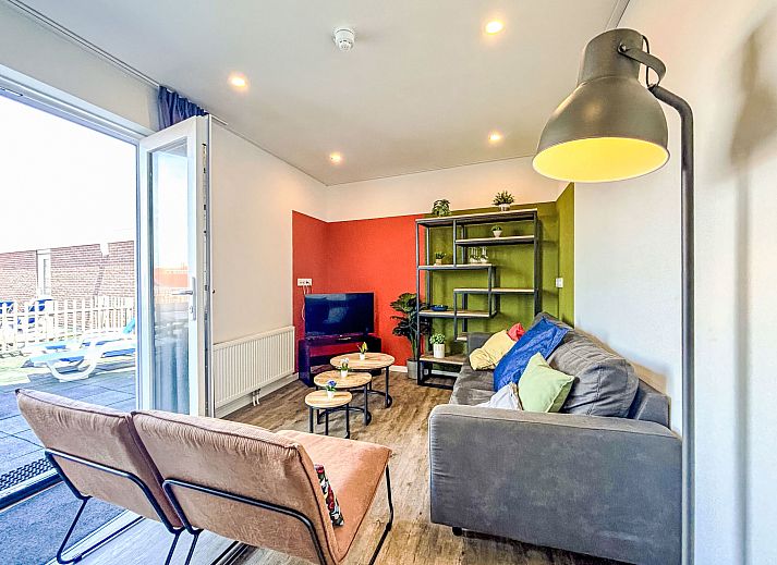 Geraeumiges Wohnzimmer mit offener Kueche im Apartment Beach House Westkapelle 107.5, Westkapelle, Walcheren, Zeeland.