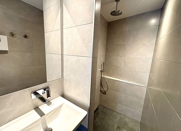 Geraeumiges Wohnzimmer mit offener Kueche im Apartment Beach House Westkapelle 107.5, Westkapelle, Walcheren, Zeeland.