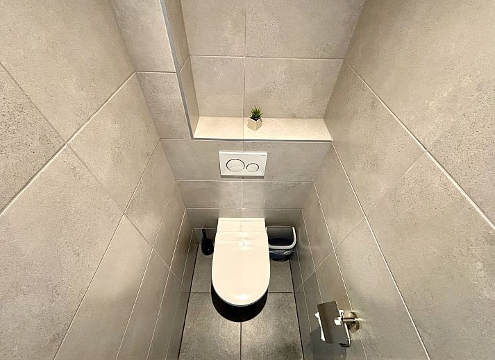 Stilvolle Essecke im Apartment Beach House Westkapelle 107.5 mit Holztisch in Westkapelle, Walcheren, Zeeland.