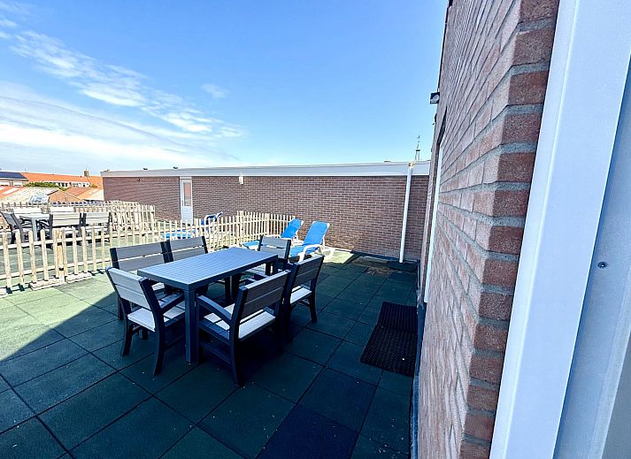 Stilvolle Essecke im Apartment Beach House Westkapelle 107.5 mit Holztisch in Westkapelle, Walcheren, Zeeland.