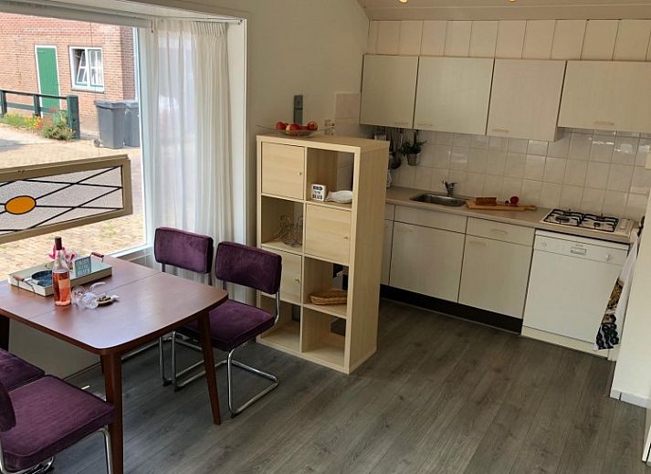 Geniet van een ontspannen moment op het terras van vakantiehuis Dreefje 1 in Westkapelle, Walcheren, Zeeland.