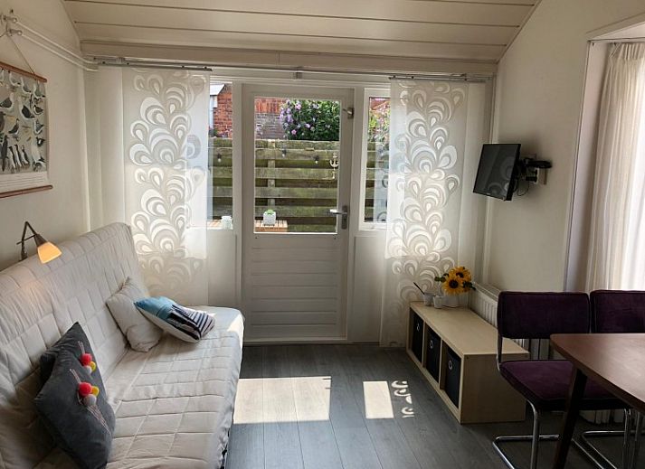 Geniet van een ontspannen moment op het terras van vakantiehuis Dreefje 1 in Westkapelle, Walcheren, Zeeland.