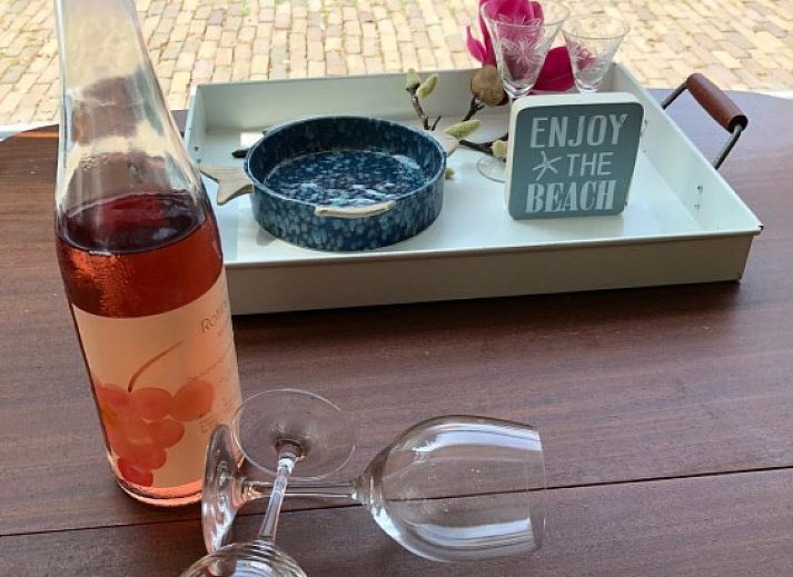 Geniet van een ontspannen moment op het terras van vakantiehuis Dreefje 1 in Westkapelle, Walcheren, Zeeland.