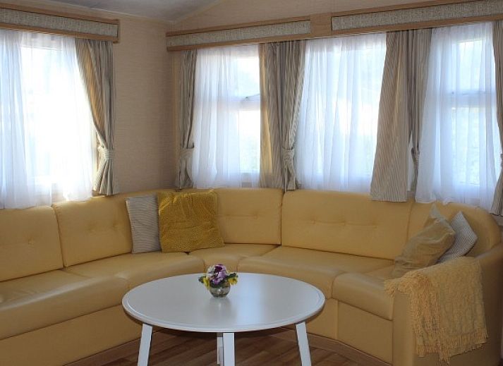 Veranda des schoenen stay Mobilheims in Westkapelle, Walcheren, Zeeland mit gemuetlicher Sitzecke.