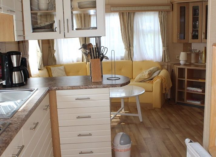 Veranda des schoenen stay Mobilheims in Westkapelle, Walcheren, Zeeland mit gemuetlicher Sitzecke.