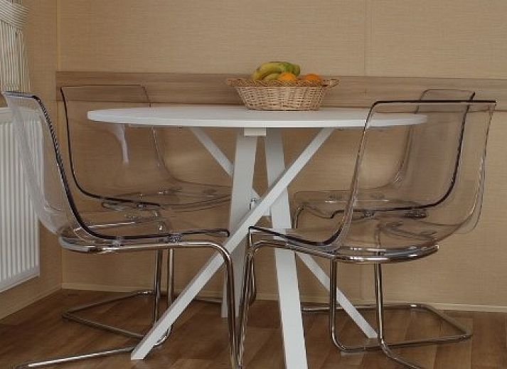 Veranda des schoenen stay Mobilheims in Westkapelle, Walcheren, Zeeland mit gemuetlicher Sitzecke.