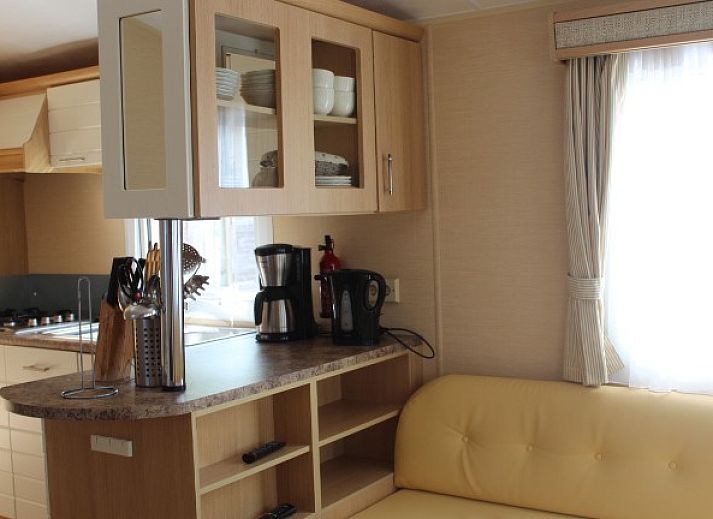 Gemuetliches Interieur eines schoenen Mobilheims in Westkapelle, Walcheren, Zeeland mit einer gemuetlichen Sitzecke.