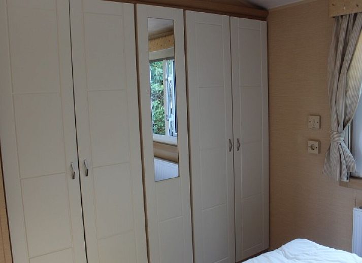 Gemuetliches Interieur eines schoenen Mobilheims in Westkapelle, Walcheren, Zeeland mit einer gemuetlichen Sitzecke.