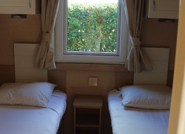 Moderne Kueche und Wohnzimmer in einem schoenen Aufenthalt Mobilheim in Westkapelle, Walcheren, Zeeland fuer einen erholsamen Urlaub.