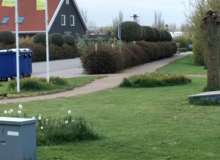 Stilvolle Essecke in einem schoenen Stay-Mobilheim in Westkapelle, Walcheren, Zeeland, ideal fuer gemuetliche Mahlzeiten.