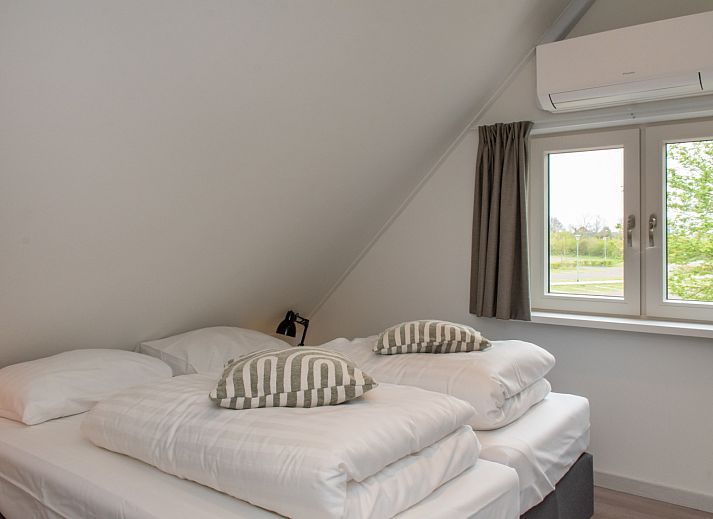 Schlafzimmer des Ferienhauses ZE1549 in Domburg, Walcheren, mit Licht und Blick auf die Natur Zeelands.