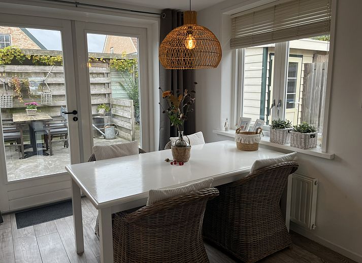 Vakantiehuis ZE1677 in Domburg, Walcheren, Zeeland met gezellige bakstenen gevel en openstaande deur naar de groene tuin.