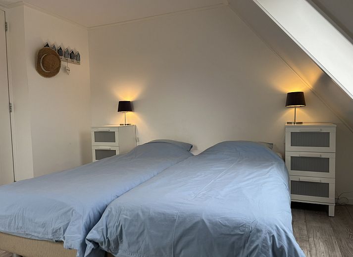 Vakantiehuis ZE1677 in Domburg, Walcheren, Zeeland met gezellige bakstenen gevel en openstaande deur naar de groene tuin.