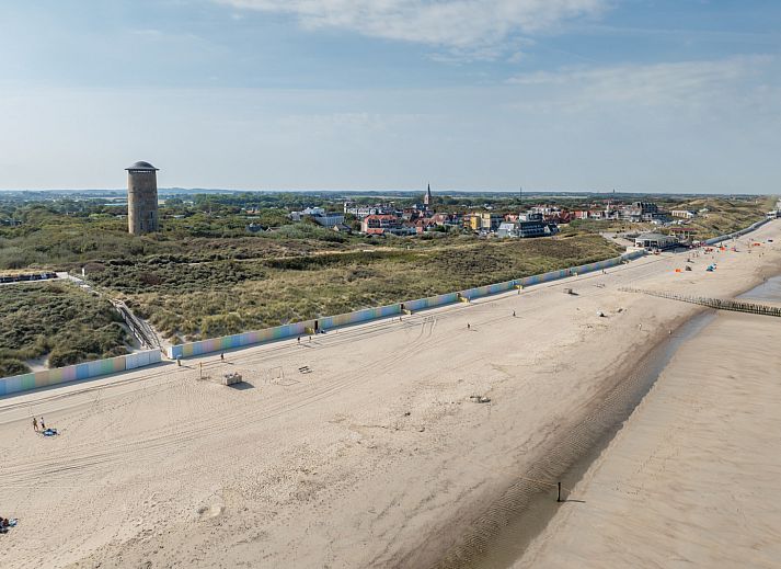 Sfeervolle slaapkamer in vakantiehuis ZE1677 in Domburg, Walcheren, Zeeland, met dakramen en uitzicht op de charmante daken van de omgeving.
