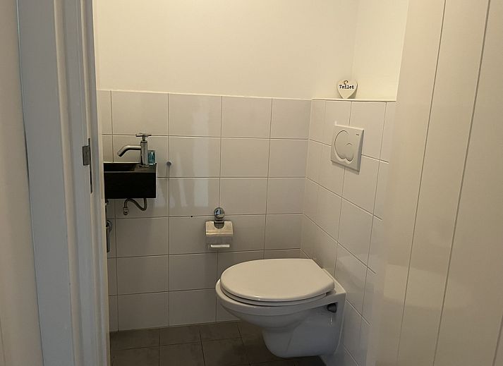 Sfeervolle slaapkamer in vakantiehuis ZE1677 in Domburg, Walcheren, Zeeland, met dakramen en uitzicht op de charmante daken van de omgeving.