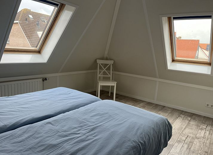 Moderne badkamer in vakantiehuis ZE1677, Domburg, Walcheren, Zeeland met stijlvolle wastafel en toilet.