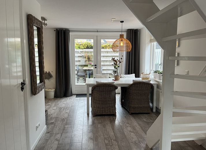 Moderne badkamer in vakantiehuis ZE1677, Domburg, Walcheren, Zeeland met stijlvolle wastafel en toilet.