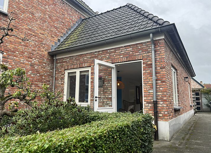 Gezellige woonkamer van vakantiehuis ZE1677 in Domburg, Walcheren, Zeeland met comfortabele zitplaatsen en rustieke inrichting.