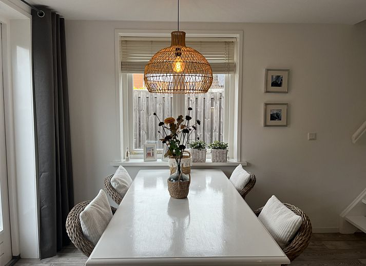 Gezellige woonkamer van vakantiehuis ZE1677 in Domburg, Walcheren, Zeeland met comfortabele zitplaatsen en rustieke inrichting.