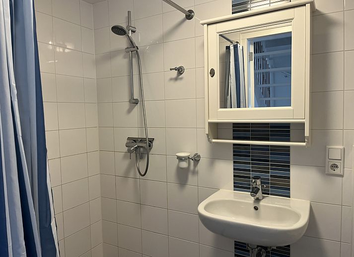 Gezellige eetkamer in vakantiehuis ZE1677, Domburg, Walcheren, met uitzicht op zonnig terras en stijlvolle rieten stoelen in Zeeland.