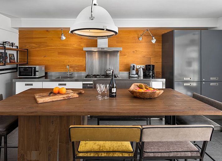 U8 Luxe bungalow in Domburg, Walcheren, Zeeland, met rieten dak en groene omgeving, ideaal vakantiehuis voor ontspanning en natuurbeleving.