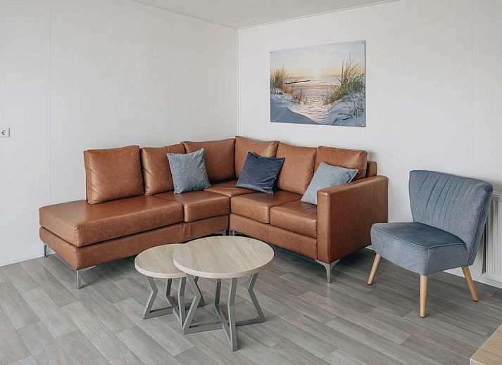 Chalet Comfort 4 in Domburg, Walcheren, Zeeland met modern terras en groene omgeving.