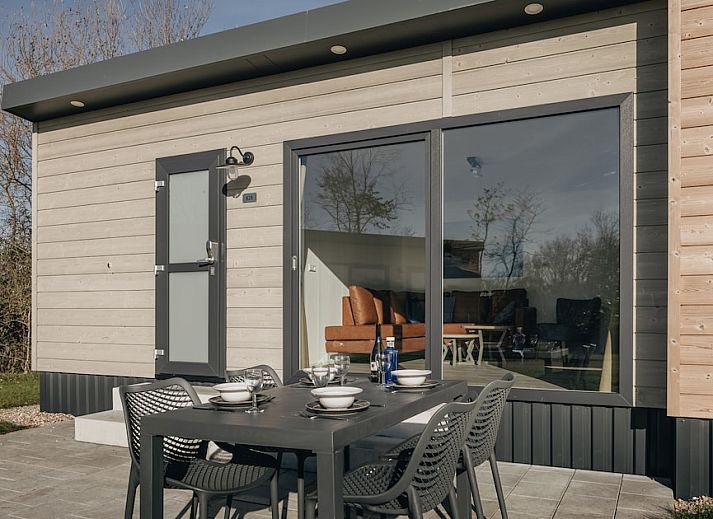 Stijlvolle woonkamer van Chalet Comfort 4 in Domburg, Walcheren, Zeeland met comfortabele zithoek.