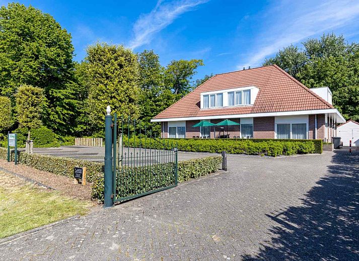 Gezellige slaapkamer in vakantiehuis ZE1034, Domburg, Walcheren, met comfortabel bed.