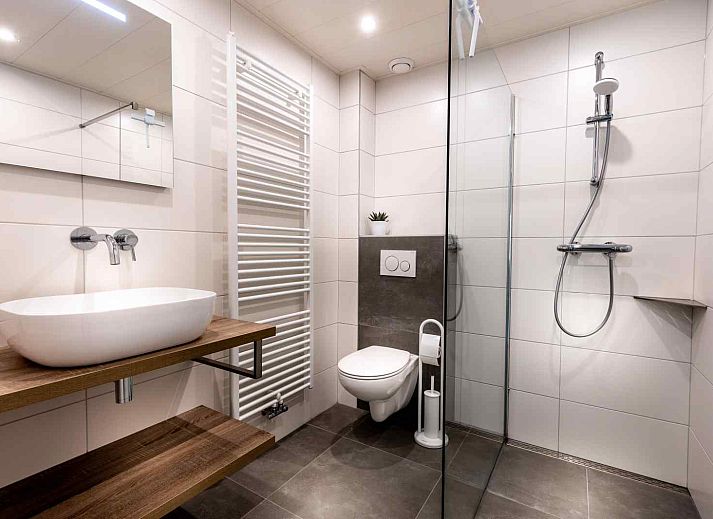 Lichte slaapkamer in vakantiehuis ZE014, Domburg, Walcheren, met twee bedden en grote ramen voor een rustgevend verblijf.