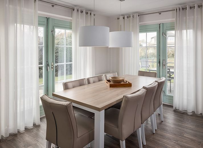 M8 Luxus-Bungalow in Domburg, Walcheren, Zeeland mit Reetdach und Sonnenterrasse fuer einen entspannten Urlaub.