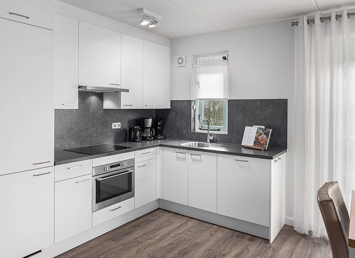 M8 Luxus-Bungalow in Domburg, Walcheren, Zeeland mit Reetdach und Sonnenterrasse fuer einen entspannten Urlaub.