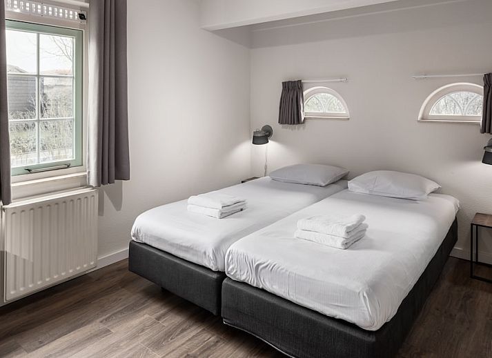 M8 Luxus-Bungalow in Domburg, Walcheren, Zeeland mit Reetdach und Sonnenterrasse fuer einen entspannten Urlaub.