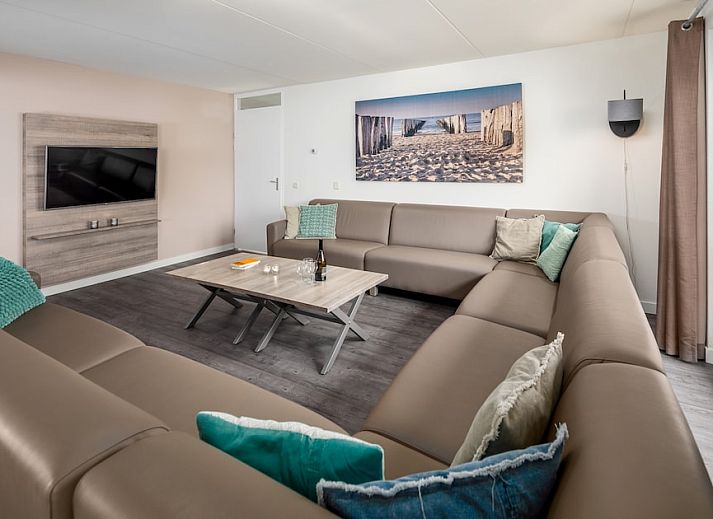 FV16 Komfort-Bungalow in Domburg, Walcheren mit sonniger Terrasse und Reetdach, ideal fuer einen erholsamen Urlaub in Zeeland.