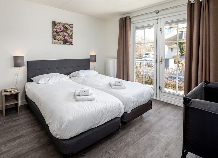 FV16 Komfort-Bungalow in Domburg, Walcheren mit sonniger Terrasse und Reetdach, ideal fuer einen erholsamen Urlaub in Zeeland.