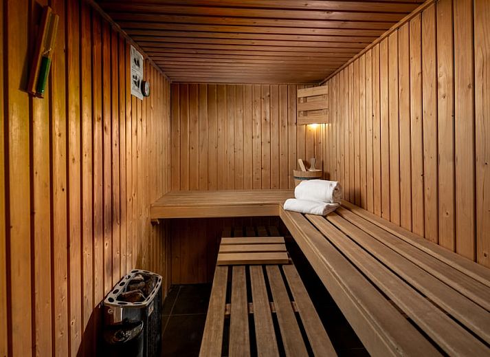 Gemuetliches Wohnzimmer des Bungalows FV16 Comfort in Domburg, Walcheren, Zeeland, mit grosser Sitzecke und viel Tageslicht.