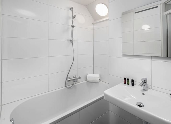 Gemuetliches Wohnzimmer des Bungalows FV16 Comfort in Domburg, Walcheren, Zeeland, mit grosser Sitzecke und viel Tageslicht.