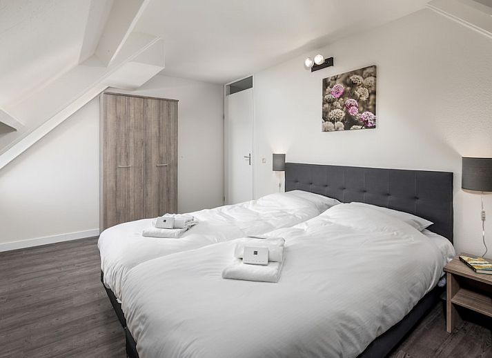 Gemuetliches Wohnzimmer des Bungalows FV16 Comfort in Domburg, Walcheren, Zeeland, mit grosser Sitzecke und viel Tageslicht.