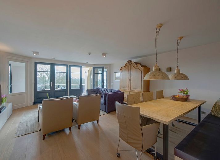 Luxe woonkamer in Champagne Wellness 6 in Domburg, Zeeland met comfortabele banken en stijlvol interieur.