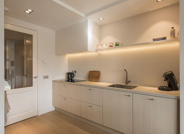 Luxe woonkamer in Champagne Wellness 6 in Domburg, Zeeland met comfortabele banken en stijlvol interieur.