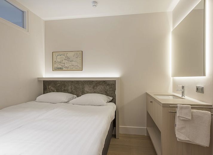 Eetkamer en zitgedeelte van Champagne Wellness 6 appartement in Domburg met uitzicht op de natuur.