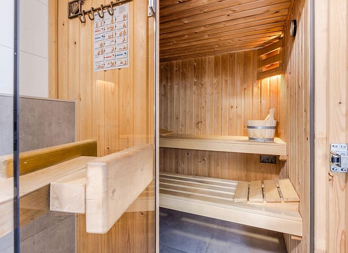 U8 Komfort-Bungalow in Domburg, Walcheren, Zeeland mit Reetdach und Sonnenterrasse. Perfektes Ferienhaus zum Entspannen in der Natur.