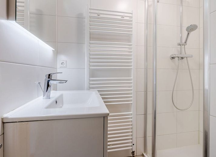 U8 Komfort-Bungalow in Domburg, Walcheren, Zeeland mit Reetdach und Sonnenterrasse. Perfektes Ferienhaus zum Entspannen in der Natur.