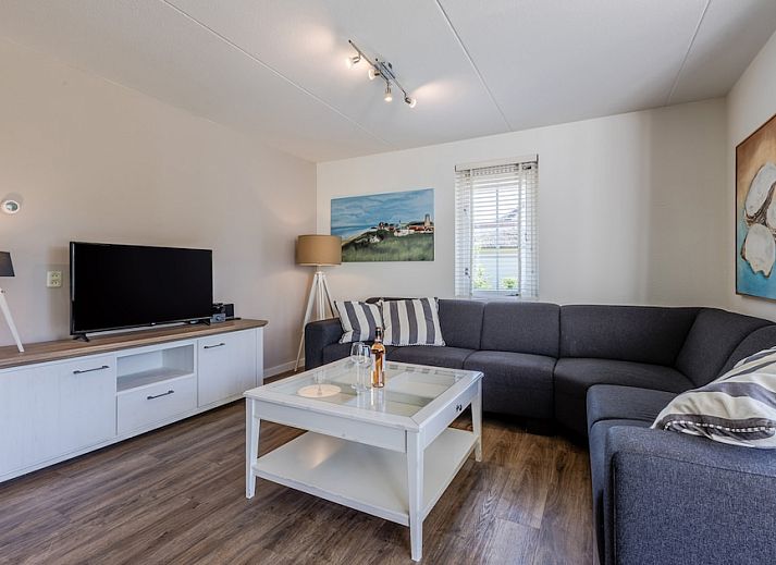 Attraktives Schlafzimmer im U8 Comfort Bungalow, Domburg, Walcheren, Zeeland mit bequemem Doppelbett und Kunst an der Wand.