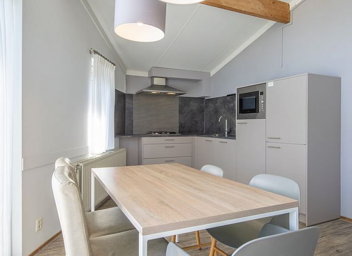 Gemuetliches Wohnzimmer im Bungalow Comfort 5A, Domburg, Walcheren, Zeeland, mit moderner Einrichtung und bequemer Sitzecke.