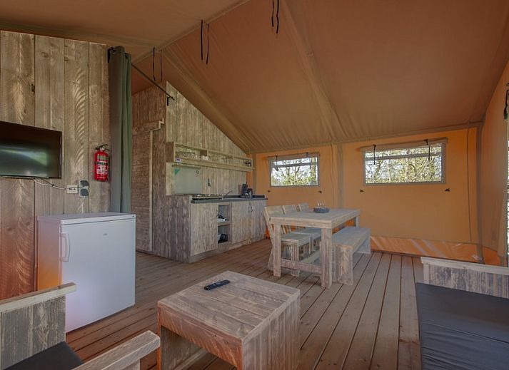 Veranda von Safaritent 6, einer Glamping-Lodge in Domburg, Walcheren. Geniessen Sie die Natur in Zeeland.