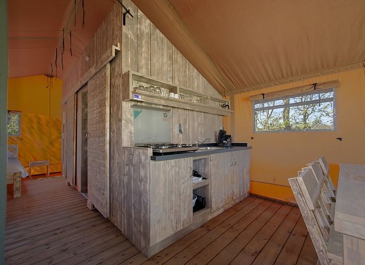 Veranda von Safaritent 6, einer Glamping-Lodge in Domburg, Walcheren. Geniessen Sie die Natur in Zeeland.