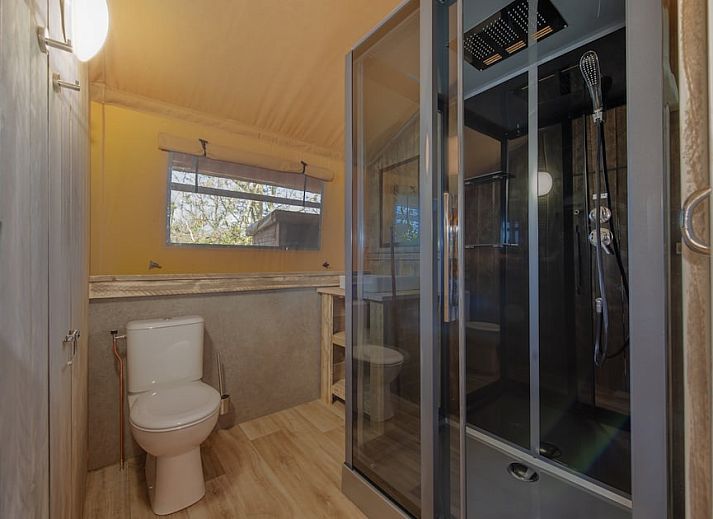 Innenbereich von Safari Zelt 6 in Domburg, Walcheren. Ferienhaus mit hoelzernem Interieur und modernen Annehmlichkeiten.