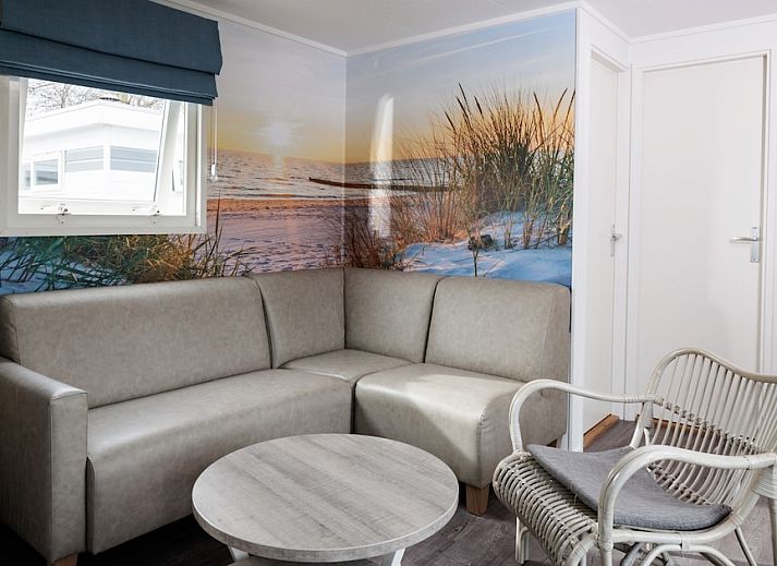 Geniessen Sie den ruhigen Garten und die Terrasse des SCR-Chalets in Domburg, Walcheren, Zeeland, ideal fuer einen entspannten Urlaub.