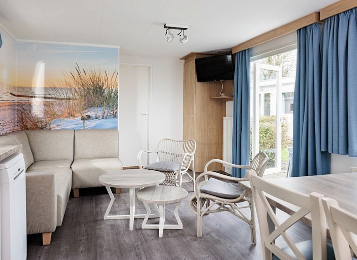 Geniessen Sie den ruhigen Garten und die Terrasse des SCR-Chalets in Domburg, Walcheren, Zeeland, ideal fuer einen entspannten Urlaub.